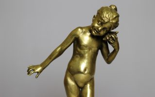 Скульптура “Девочка с ракушкой”